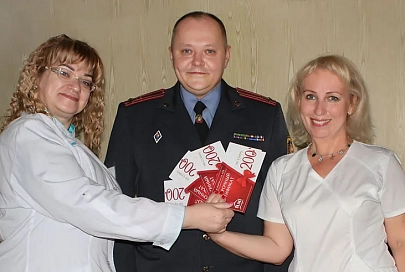 Начальник ОВД Рогачевского райисполкома передал в ЦРБ компенсацию морального вреда за оскорбления в интернете